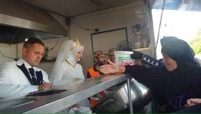 20150805 Boda turca reparte banquete nupcial refugiados sirios MDSIMA20150805 3549 21