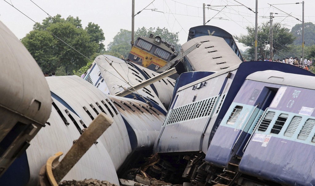 DESCARRILAN DOS TRENES EN UN PUENTE EN LA INDIA