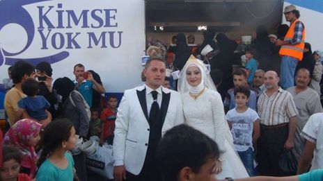 INVITAN A 4.000 REFUGIADOS SIRIOS A SU BODA