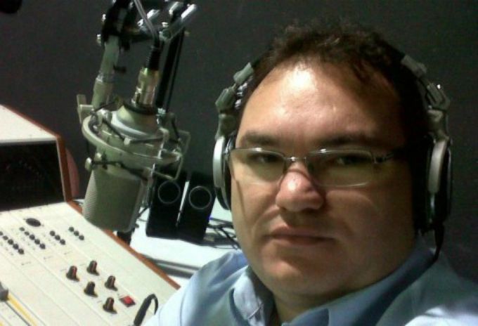 ES ASESINADO DURANTE LA EMISIÓN EN DIRECTO DE SU PROGRAMA