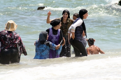 MUJERES MARROQUÍES PIDEN UNA PLAYA PARA PODERSE BAÑAR SIN LOS BESTIAS DE LOS VARONES