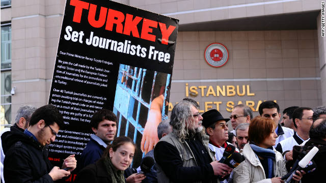 DETIENEN EN TURQUÍA A TRES PERIODISTAS BRITÁNICOS