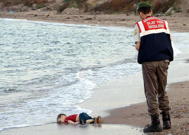 EL DRAMA DE LOS MIGRANTES NOS DESBORDA CUANDO "VEMOS" QUE LA VÍCTIMA ES UN NIÑO