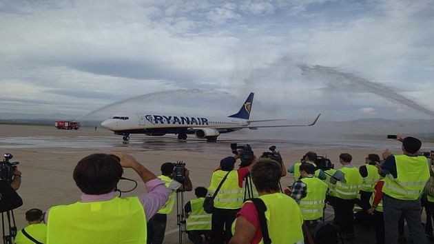 CON 15 MINUTOS DE ADELANTO Y CUATRO AÑOS TARDE LLEGÓ EL PRIMER AVIÓN COMERCIAL A CASTELLÓN
