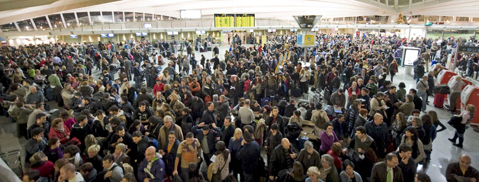 RETRASOS EN LOS AEROPUERTOS ESPAÑOLES POR EL PARO DE CONTROLADORES