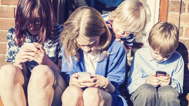 NUEVO AUMENTO DE NIÑOS ESPAÑOLES CON TELÉFONO MÓVIL