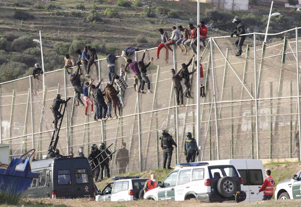 SIGUEN SALTANDO LA VALLA DE MELILLA