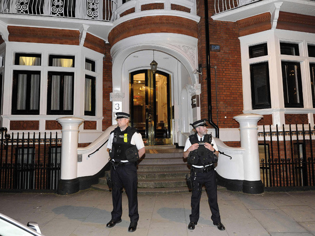CAMBIO DE VIGILANCIA PARA EL "PRESO" ASSANGE