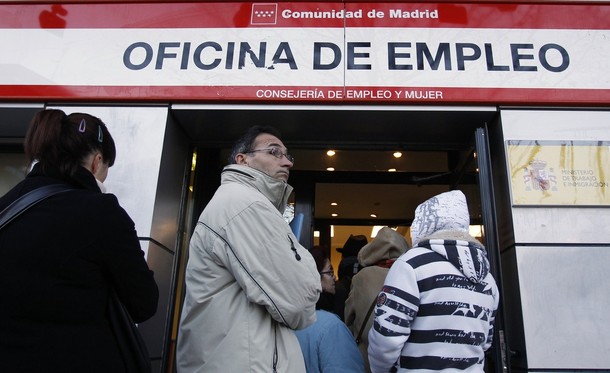 DISMINUYE LA POBLACIÓN ACTIVA, Y DISMINUYE EL PARO EN ESPAÑA
