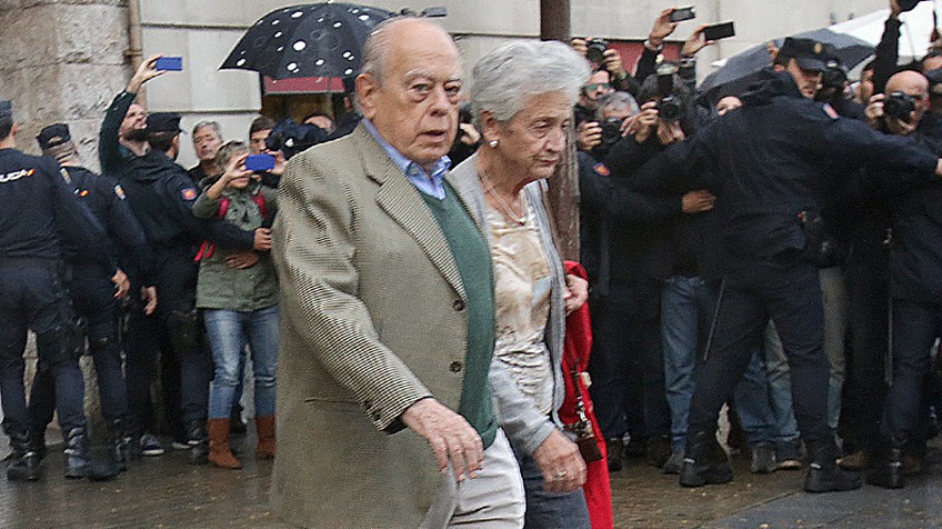 PENOSA IMAGEN DEL MATRIMONIO PUJOL ANTE EL REGISTRO POLICIAL