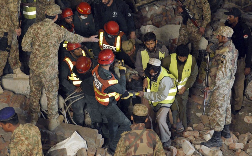 COLAPSA UN EDIFICIO EN PAKISTÁN