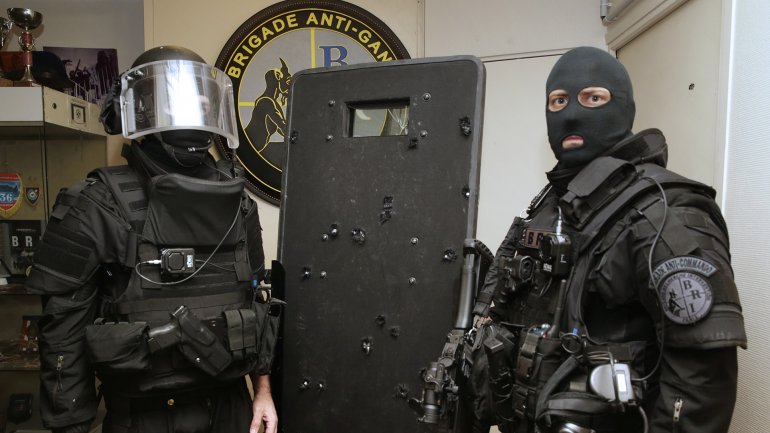 FRANCIA: REDADAS, DETENCIONES, INTIMIDACIÓN A LA POBLACIÓN, Y CRÍTICA DESCARADA AL GOBIERNO…