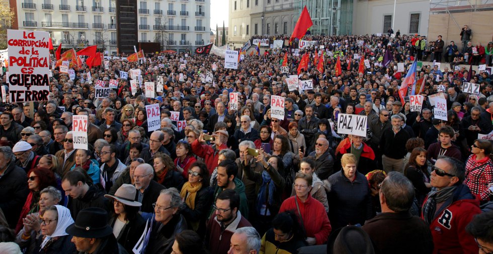 MOGOLLÓN DE ASISTENTES A LA CONCENTRACIÓN POR EL “NO A LA GUERRA”