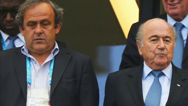 LA FIFA INHABILITA A BLATTER Y PLATINI