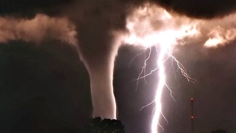 INUSUALES Y DESTRUCTIVOS METEOROS EN EE.UU.