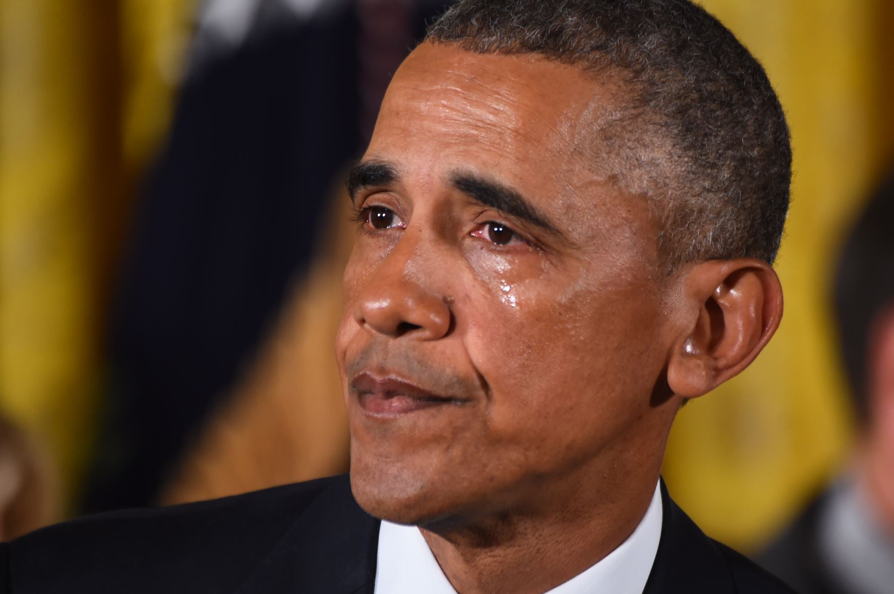 EMOCIÓN DE OBAMA ANTE LAS “CARNICERÍAS” EN EE.UU.