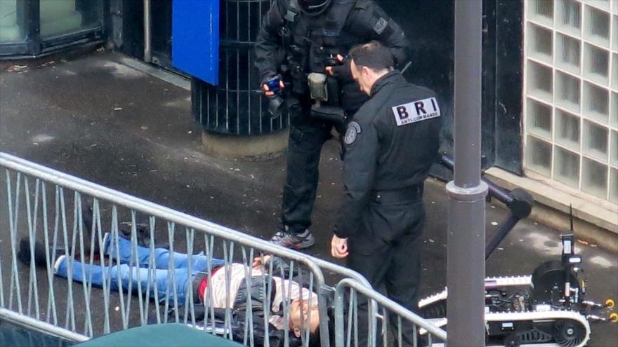 UN HOMBRE ARMADO ES ABATIDO FRENTE A UNA COMISARIA PARISINA