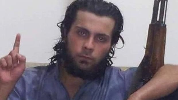 UN JOVEN DEL EI EJECUTA A SU MADRE EN UNA PLAZA PÚBLICA DE SIRIA