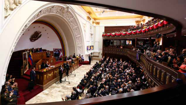 MADURO YA NO SABE QUÉ HACER PARA RETENER EL PODER