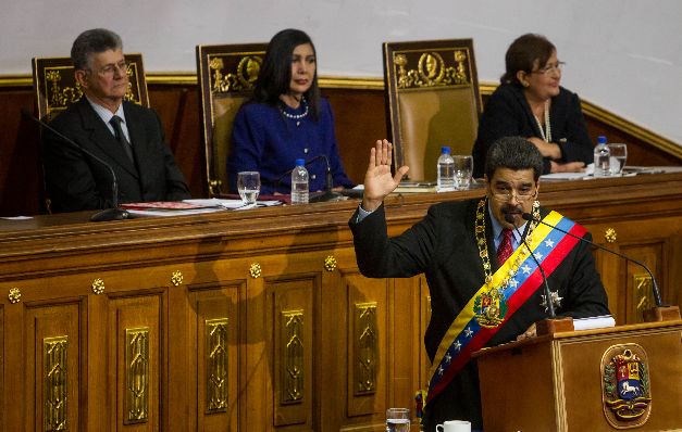 MADURO, SIN SABER QUÉ HACER, DA OTRA PATADA HACIA DELANTE