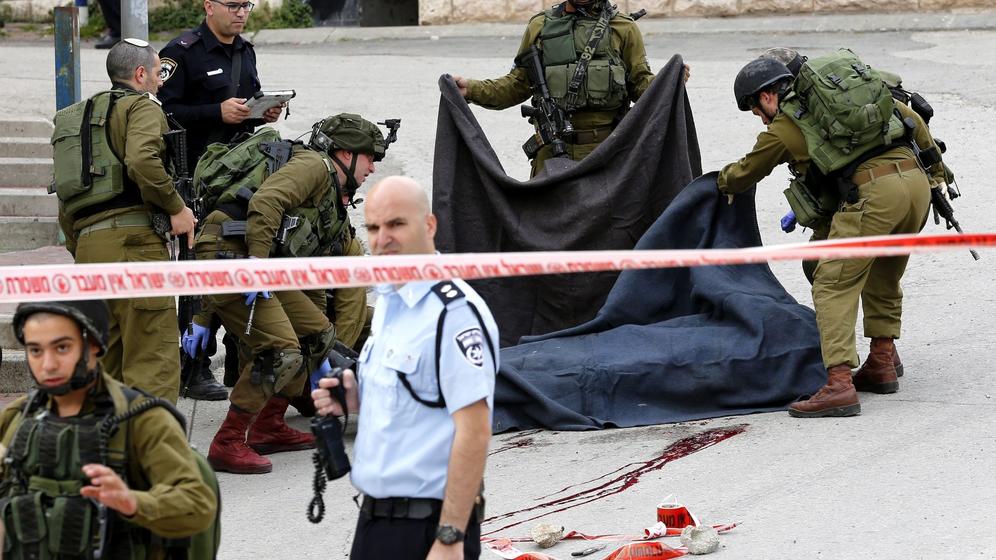 UN SOLDADO ISRAELÍ MATA FRÍAMENTE A UN PALESTINO ABATIDO Y TENDIDO EN EL SUELO