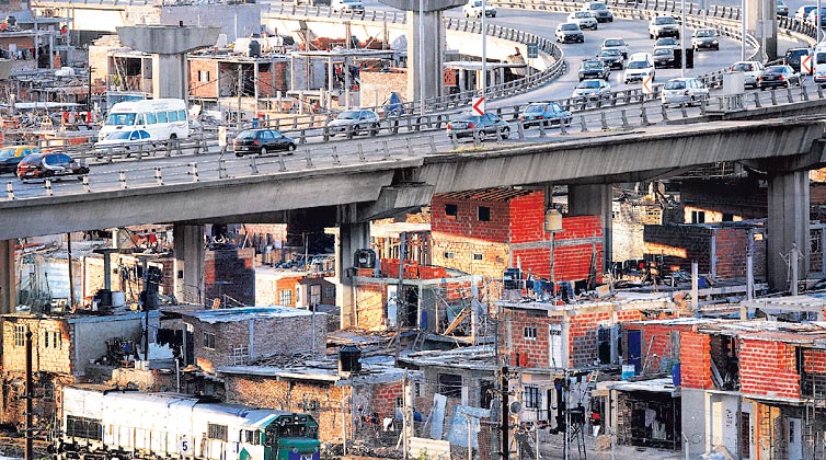 SESENTA MIL BAJO UNA AUTOPISTA