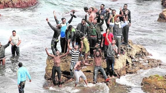 MÁS DE UN CENTENAR DE PERSONAS CONSIGUEN ENTRAR IRREGULARMENTE EN CEUTA