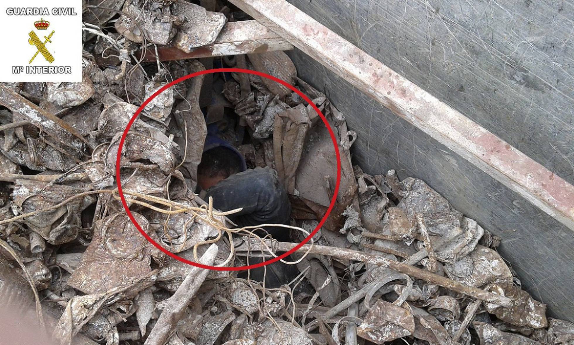 RESCATADOS MENORES INDOCUMENTADOS ENTERRADOS EN CHATARRA