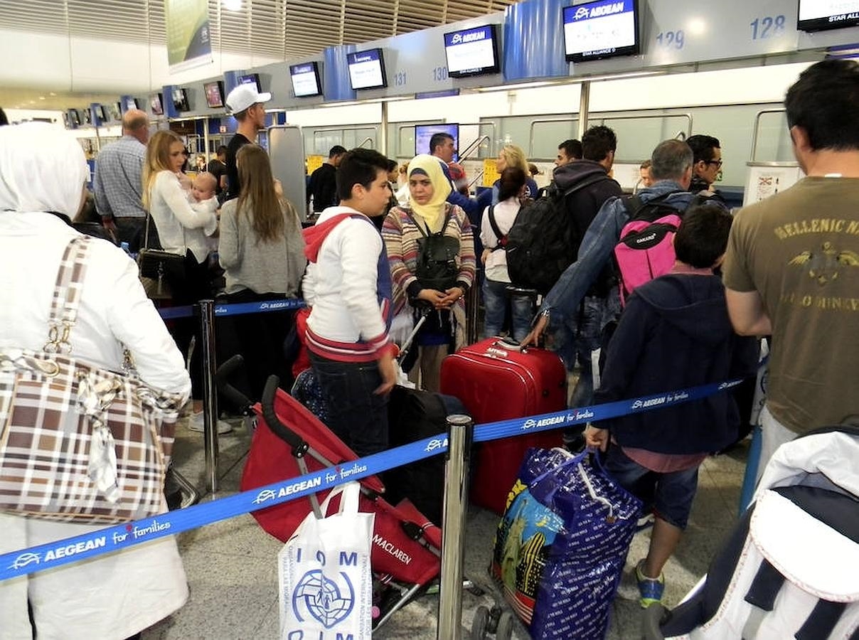 LLEGAN A ESPAÑA LOS PRIMEROS REFUGIADOS DE GRECIA E ITALIA