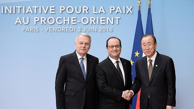 HOLLANDE INAUGURA UNA CONFERENCIA DE PAZ ENTRE ISRAELÍES Y PLAESTINOS... SIN ISRAELÍES NI PALESTINOS