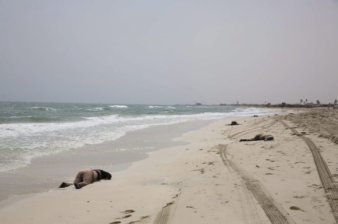 LA SEMANA MÁS MORTÍFERA DEL MEDITERRÁNEO: AUMENTA DE 85 A 117 EL NÚMERO DE CADÁVERES ENCONTRADOS EN UNA PLAYA DE LIBIA