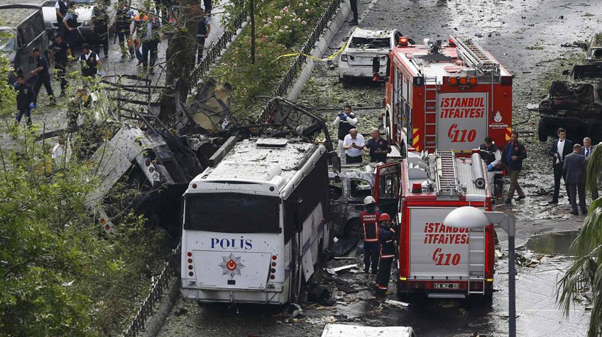ONCE MUERTOS EN UN ATENTADO CONTRA UN AUTOBÚS DE POLICÍAS EN EL CENTRO DE ESTAMBUL