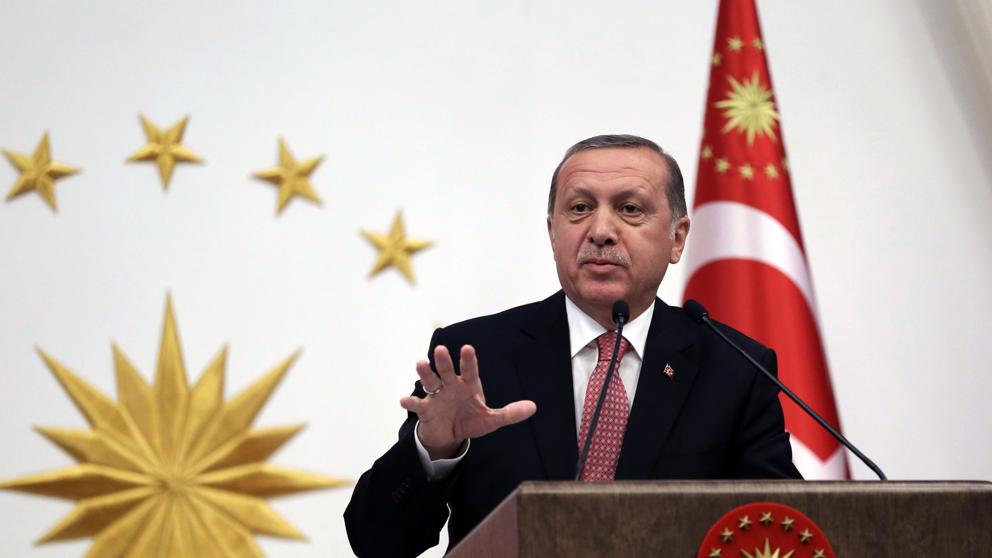ERDOGAN FIRMA LA POLÉMICA LEY QUE PUEDE ECHAR A LOS KURDOS DEL PARLAMENTO