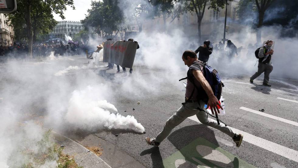 MILES DE PERSONAS EN FRANCIA SE MANIFIESTAN CADA VEZ CON MÁS FUERZA