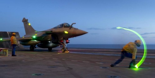 AVIONES NO IDENTIFICADOS ATACAN RAQQA Y PRODUCEN LA MUERTE DE 25 CIVILES