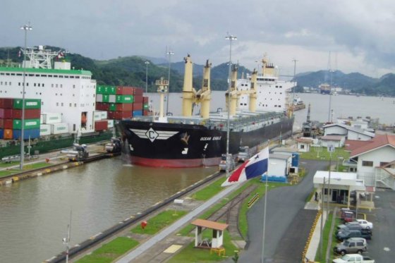 EL CANAL DE PANAMÁ ESTRENA SU NUEVO PASO FRONTERIZO DE BARCOS CON UN CARGUERO CHINO