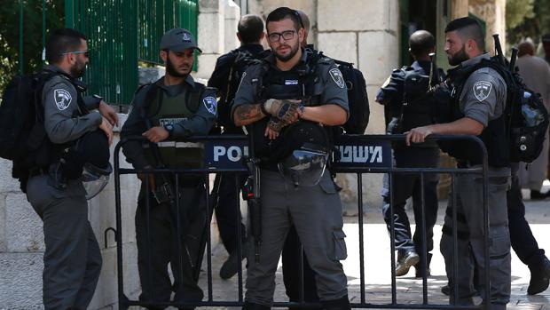 DECENAS DE PALESTINOS SE ATRINCHERAN EN LA MEZQUITA DE AL AQSA EN JERUSALÉN