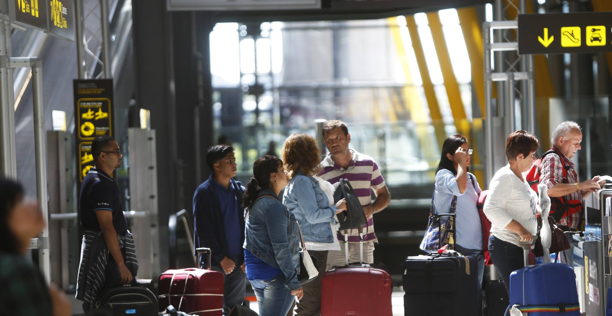 CASI 100.000 ESPAÑOLES HAN EMIGRADO EN EL 2.015