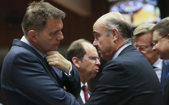 ESPAÑA PROMETE A BRUSELAS MÁS IMPUESTOS PARA NO SER MULTADA POR EL DÉFICIT