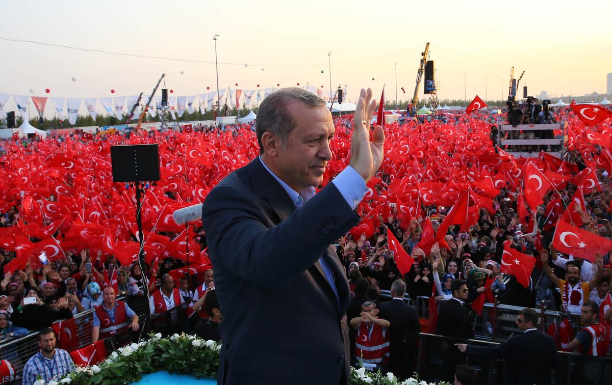 BAÑO DE MULTITUDES DE ERDOGAN A LA VIEJA USANZA DICTATORIAL