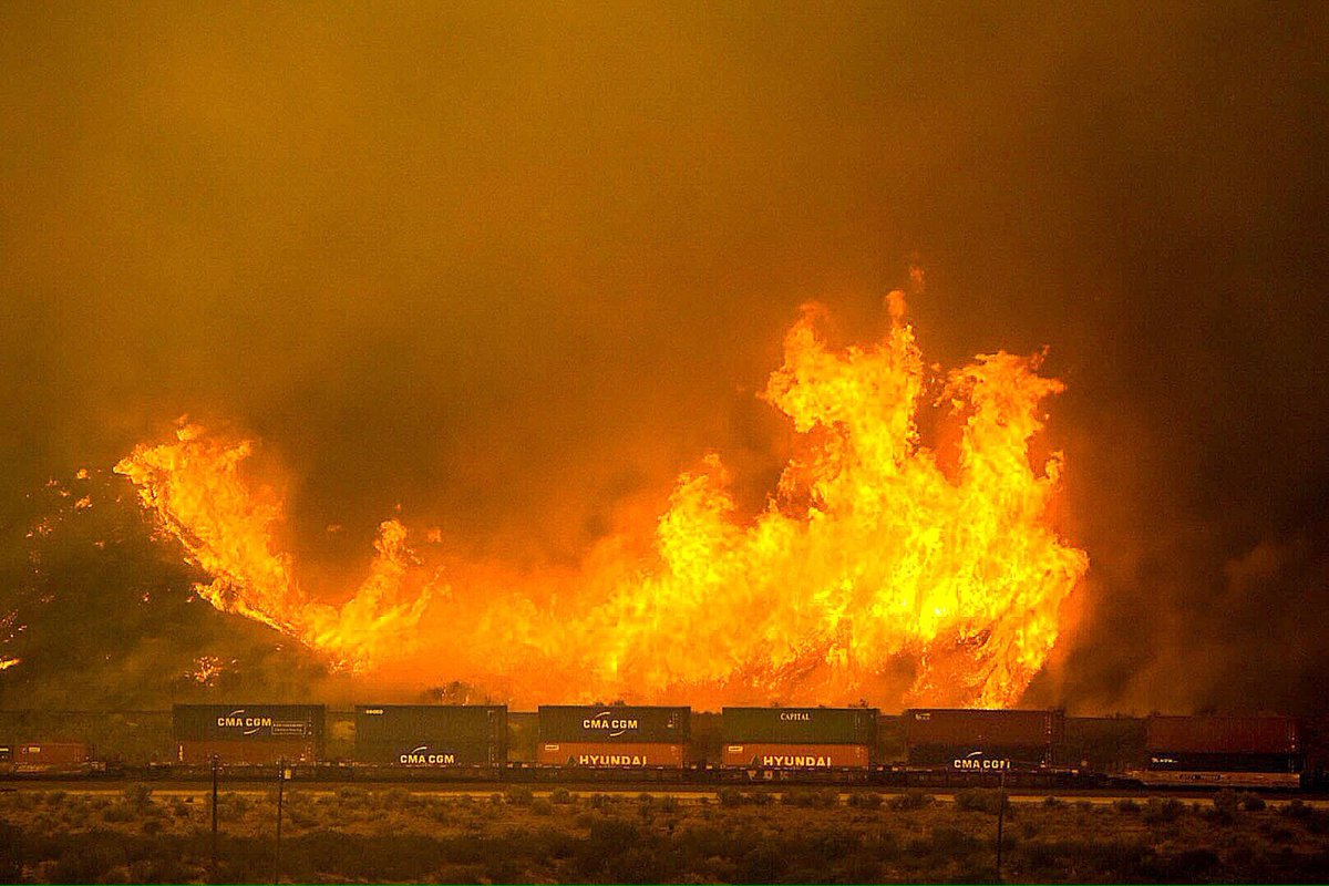 IMPRESIONANTE INCENDIO FUERA DE CONTROL EN CALIFORNIA