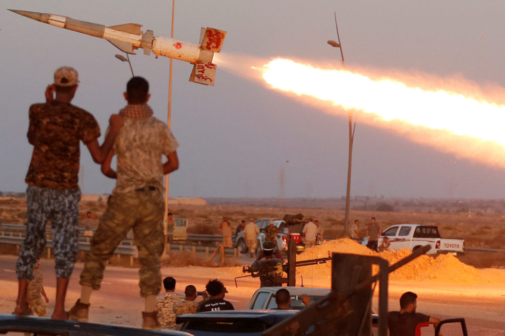 BOMBARDEOS Y COMBATES EN EL BASTIÓN DEL EI EN LIBIA