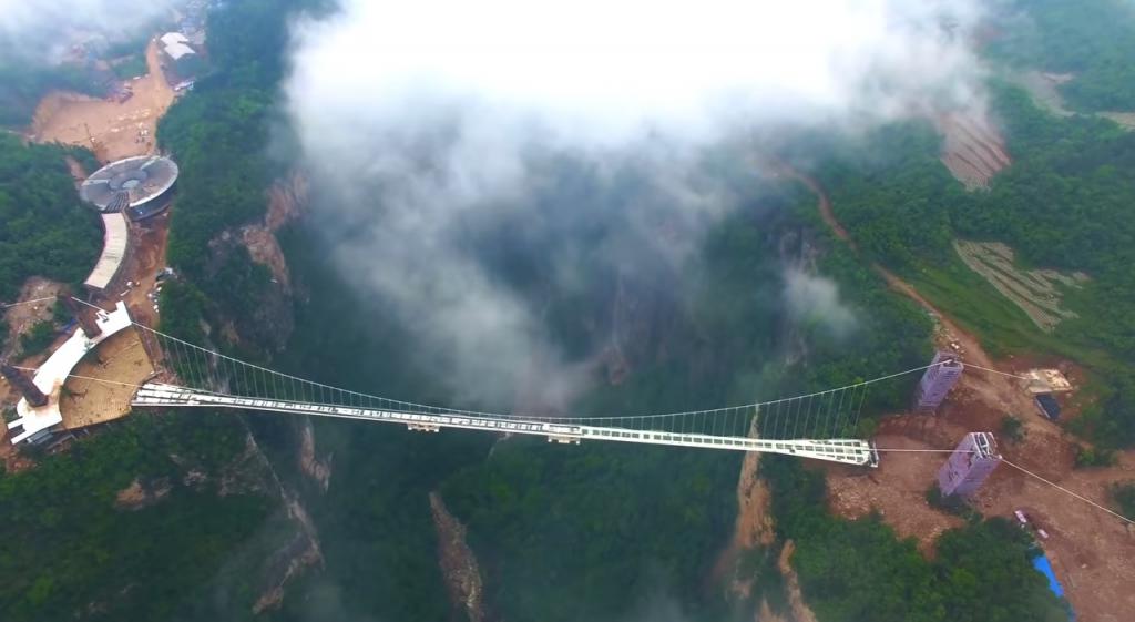 SE INAUGURA UN PUENTE DE CRISTAL EN CHINA