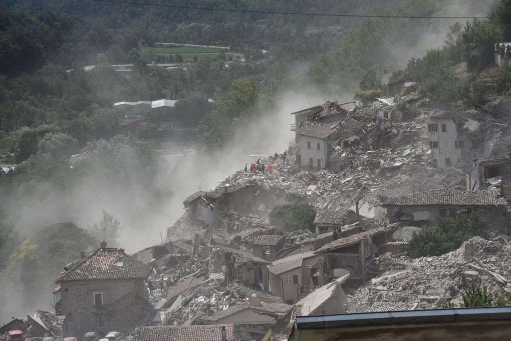 FUERTE TERREMOTO EN ITALIA. EL PAPA ENVÍA SEIS BOMBEROS PARA COLABORAR…