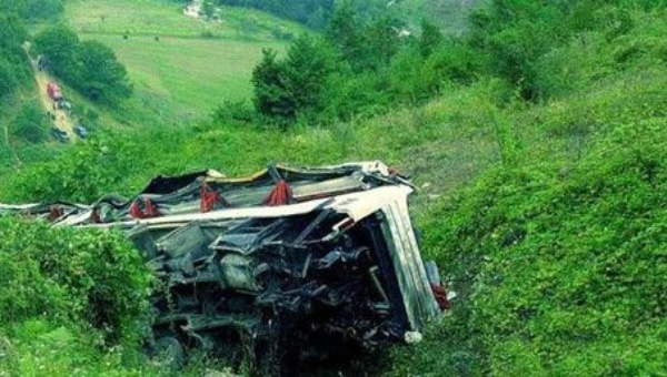 TRÁGICO ACCIDENTE DE UN AUTOBÚS EN INDIA