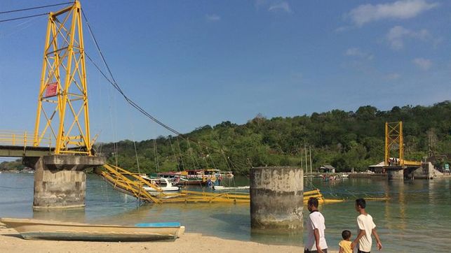 SE DERRUMBA UN PUENTE ABARROTADO EN BALI