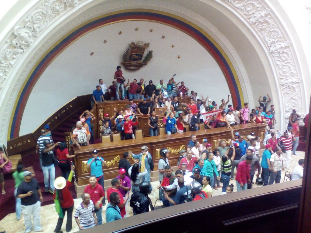 CONTINÚA LA GUERRA DE PODERES ENTRE EL EJECUTIVO Y LA ASAMBLEA NACIONAL VENEZOLANOS