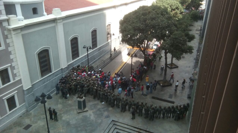 EL OFICIALISMO CHAVISTA SIGUE CON TRETAS PARA MANTENER EL PODER
