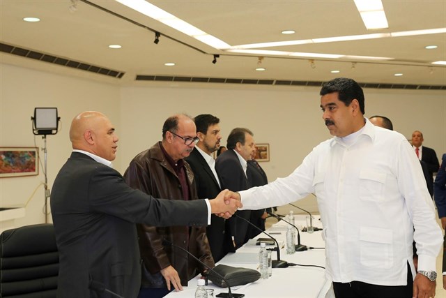 EL GOBIERNO VENEZOLANO Y OPOSICIÓN SE SIENTAN A DIALOGAR