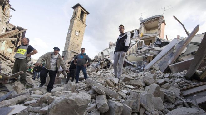 EL CENTRO DE ITALIA SE DERRUMBA Y RENZI ANUNCIA QUE TIRARÁ LA CASA POR LA VENTANA